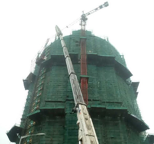 边坝吊车在工地上作业